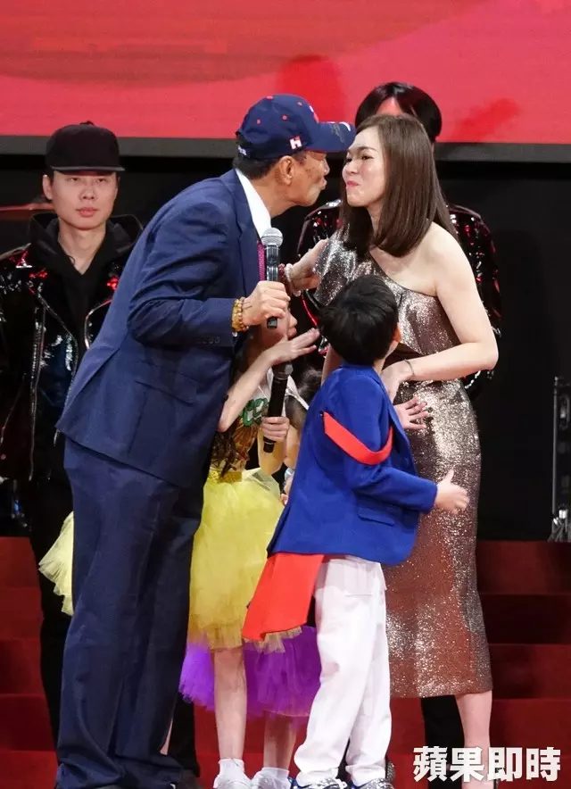 給郭台銘驚喜!曾馨瑩「帶3個孩子首度表演」 現身尾牙「可愛唱跳學貓叫」讓他眼眶泛淚