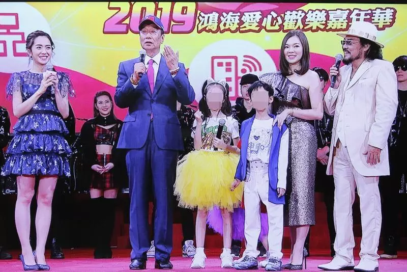 給郭台銘驚喜!曾馨瑩「帶3個孩子首度表演」 現身尾牙「可愛唱跳學貓叫」讓他眼眶泛淚