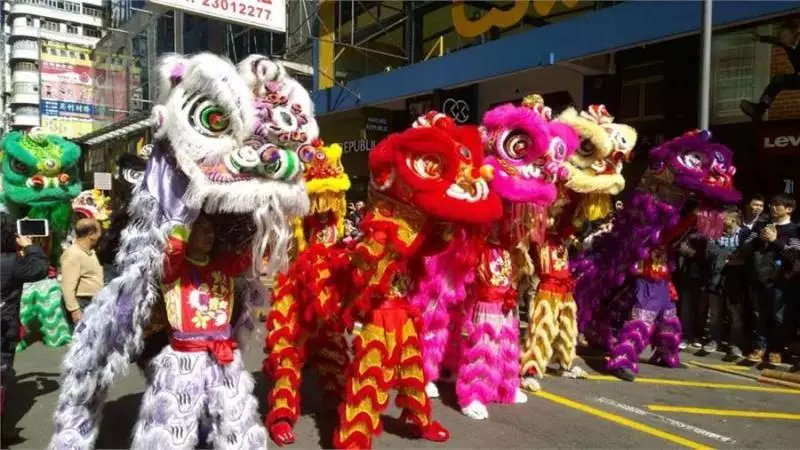 他狠批華人家裡高掛大紅燈籠令人反感還罵華人白痴!網友:你家最好掛兩粒白燈籠!