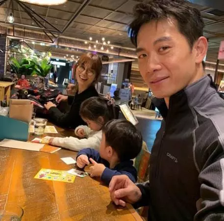 是好爸爸也是好兒子。這個豬年,戚玉武攜白薇秀, 帶孩子回廣州陪父母過年