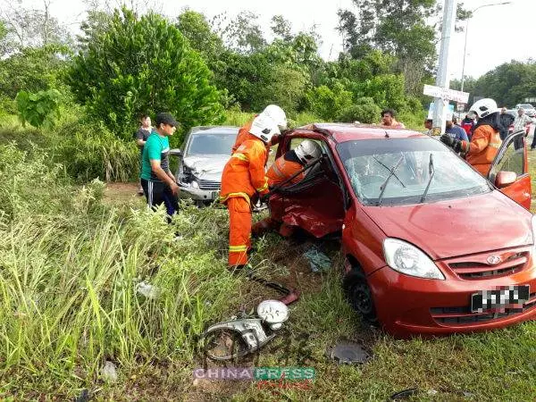 隆往雲頂途中 車爆胎撞反向威華4人傷