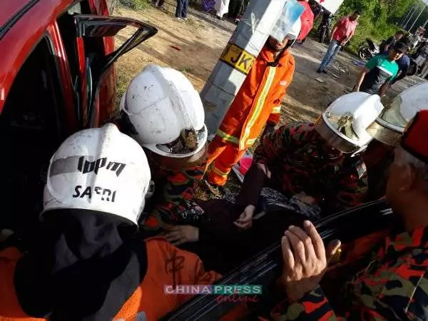 隆往雲頂途中 車爆胎撞反向威華4人傷