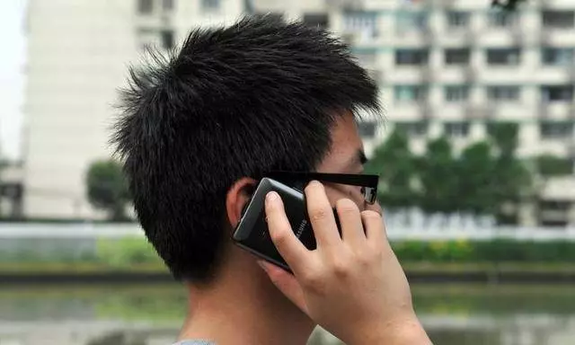 朋友每天蹭我車，這天我有事提前回家了，他打電話給我，我愣了