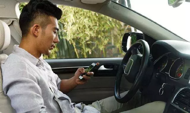 朋友每天蹭我車，這天我有事提前回家了，他打電話給我，我愣了