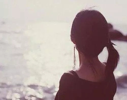 我媽來家裡看望孫子,妻子拿剩菜剩飯招待,我對妻子豎起大拇指