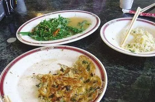 我媽來家裡看望孫子,妻子拿剩菜剩飯招待,我對妻子豎起大拇指