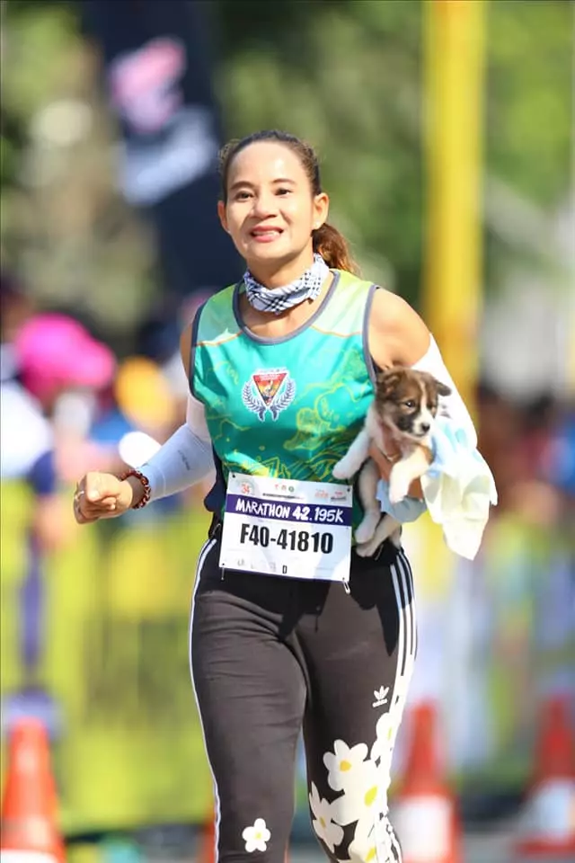 跑馬拉松看見浪浪順手撿起 抱著跑30公里後帶回家收編