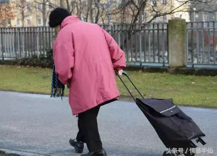 老公去世我瞞婆婆三年,鄰里都說我不孝,婆婆知道後抱頭痛哭
