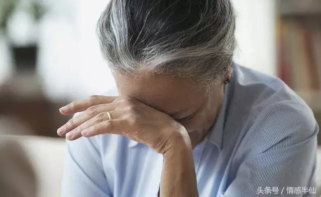 老公去世我瞞婆婆三年,鄰里都說我不孝,婆婆知道後抱頭痛哭