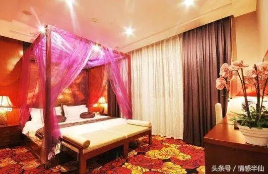 新婚夜我和老公親熱,婆婆門外偷聽,隔天她說一句話,我臉都綠了