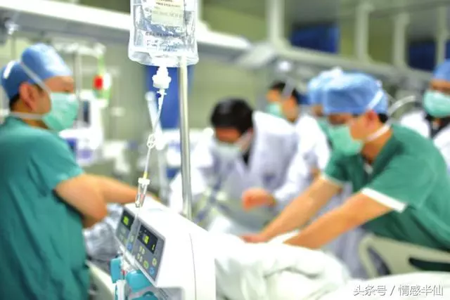 父親在搶救室內生死不明,母親卻跪地求醫生不要救!