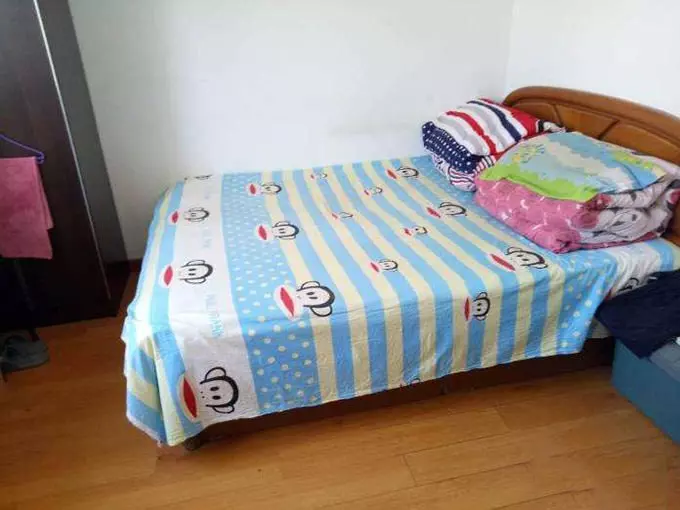 男子提前回家,卻看見妻子神情慌亂,趁她做飯沖進臥室,瞧見床下,急忙報了警!