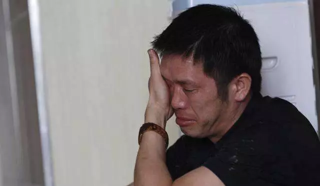 男子提前回家,卻看見妻子神情慌亂,趁她做飯沖進臥室,瞧見床下,急忙報了警!