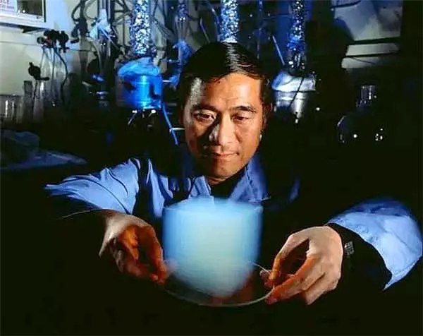 「凝固的空氣」是怎樣的概念?華人科學家研發堪稱能改變「世界」的發明!廣泛用途曝光,世界即將改變!
