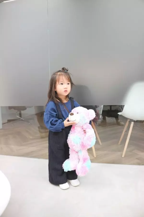 隋棠帶2歲Lucy上班「小跟班全紀錄」曝光!超可愛奶音「回家了」融化公司所有人!