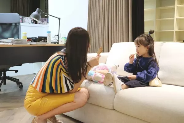 隋棠帶2歲Lucy上班「小跟班全紀錄」曝光!超可愛奶音「回家了」融化公司所有人!