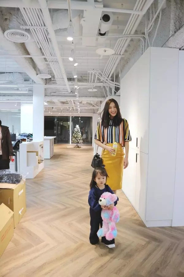 隋棠帶2歲Lucy上班「小跟班全紀錄」曝光!超可愛奶音「回家了」融化公司所有人!