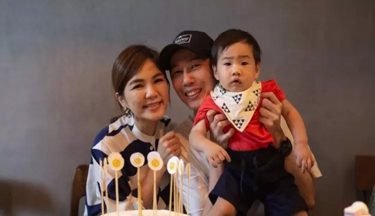 Ella帶兒子返娘家過年·被老公出賣睡相