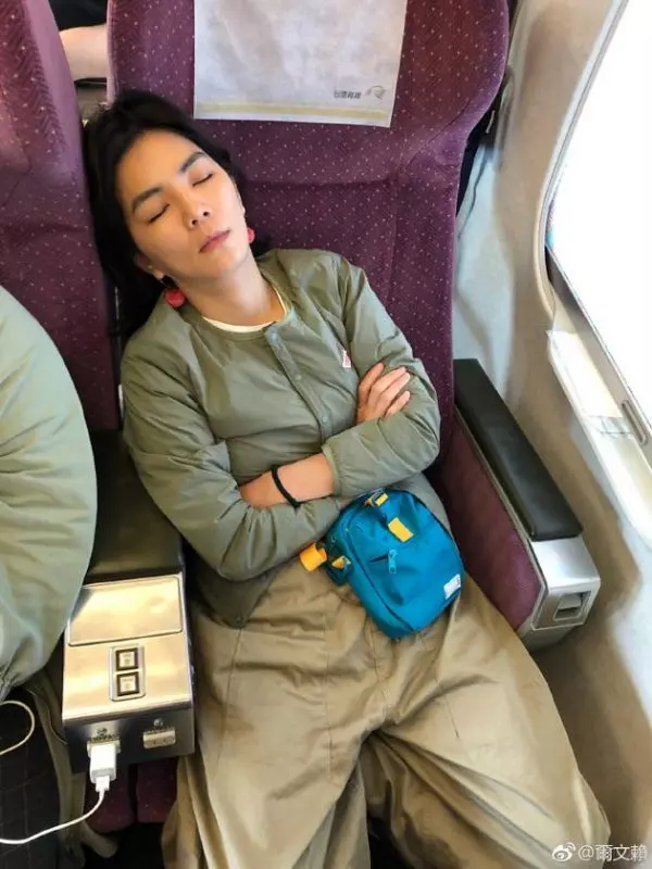 Ella帶兒子返娘家過年·被老公出賣睡相