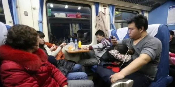 女職員陪同老闆坐火車出差,主動給老人讓座,隔天回公司上班,老闆:你被開除了!