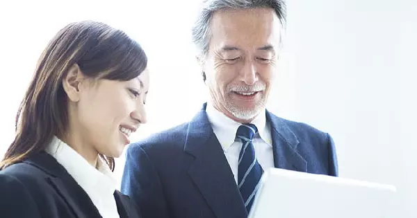 女職員陪同老闆坐火車出差,主動給老人讓座,隔天回公司上班,老闆:你被開除了!