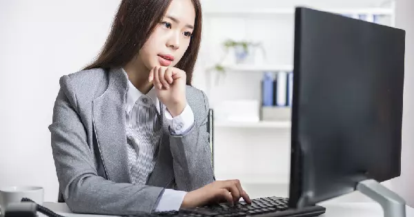 女職員陪同老闆坐火車出差,主動給老人讓座,隔天回公司上班,老闆:你被開除了!