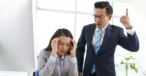 女職員陪同老闆坐火車出差,主動給老人讓座,隔天回公司上班,老闆:你被開除了!