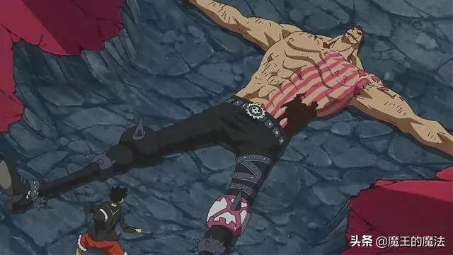海賊王871集:男子漢卡塔庫栗神話被破,路飛的舉動,讓人欽佩