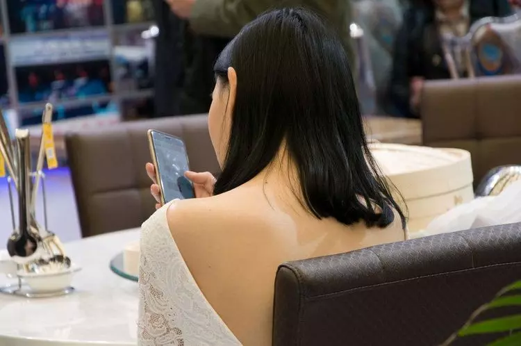 妻子加班時痛經,丈夫心疼,去送紅糖,登記時瞥見監控,含淚離婚