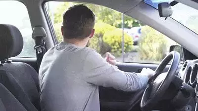 看過一次這個荷蘭人「開車門」的方法再也忘不了,你的一個小改變,就能避免很多交通意外
