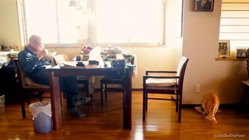 他給生病後脾氣暴躁的爺爺帶來一隻貓咪,結果爺爺性格大轉變讓網友都快看哭了!