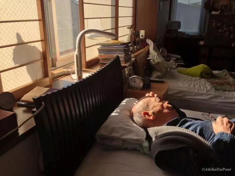 他給生病後脾氣暴躁的爺爺帶來一隻貓咪,結果爺爺性格大轉變讓網友都快看哭了!