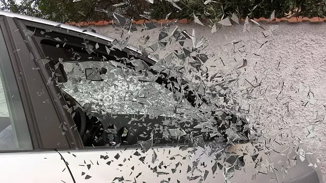 台中市清晨一聲巨響「男撞女」2部BMW扭曲變形!男駕駛「拒酒測」向警察跪求饒…