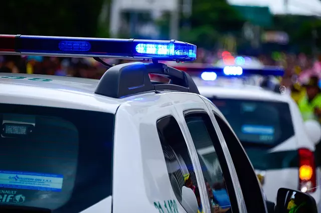 台中市清晨一聲巨響「男撞女」2部BMW扭曲變形!男駕駛「拒酒測」向警察跪求饒…