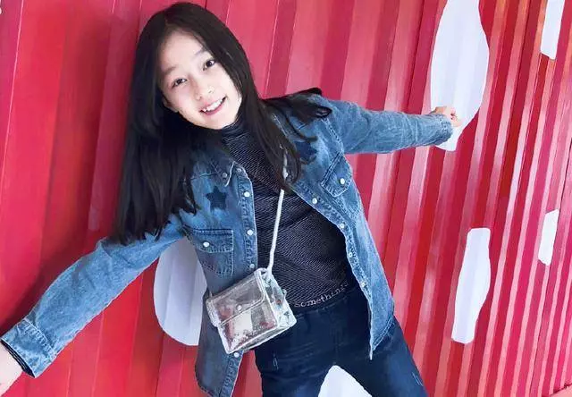 趙薇「女兒」11歲了，亭亭玉立瓜子臉洋氣，一雙長腿真招人喜歡！