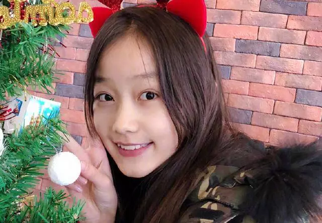 趙薇「女兒」11歲了，亭亭玉立瓜子臉洋氣，一雙長腿真招人喜歡！