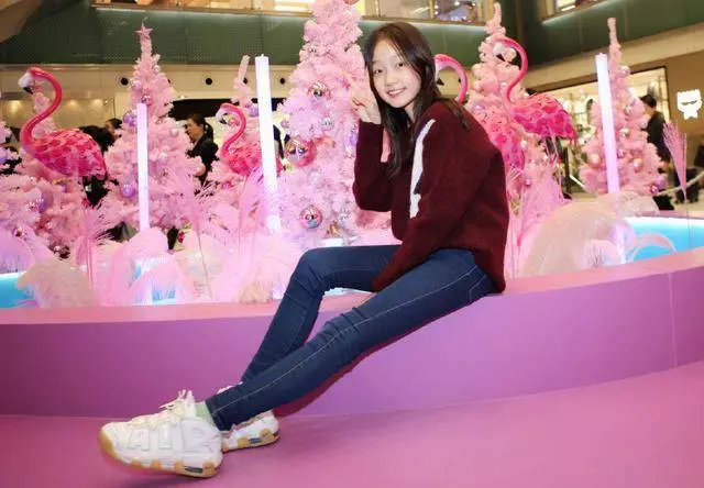 趙薇「女兒」11歲了，亭亭玉立瓜子臉洋氣，一雙長腿真招人喜歡！
