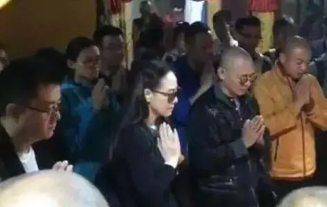 李連傑老婆利智近照曝光,看了照片後,網友: 怪不得李連傑身體這麼弱!
