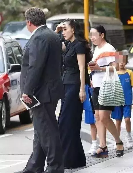 李連傑老婆利智近照曝光,看了照片後,網友: 怪不得李連傑身體這麼弱!