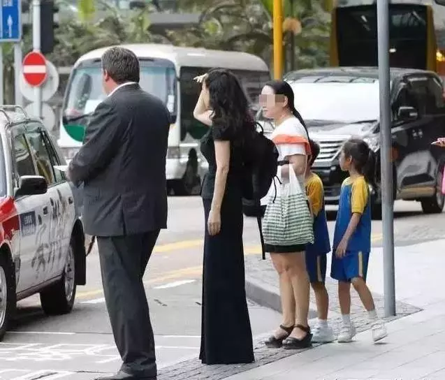 李連傑老婆利智近照曝光,看了照片後,網友: 怪不得李連傑身體這麼弱!