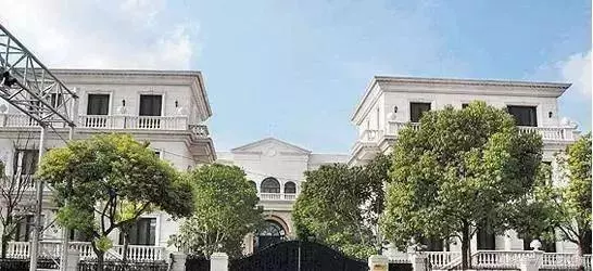 李連傑老婆利智近照曝光,看了照片後,網友: 怪不得李連傑身體這麼弱!