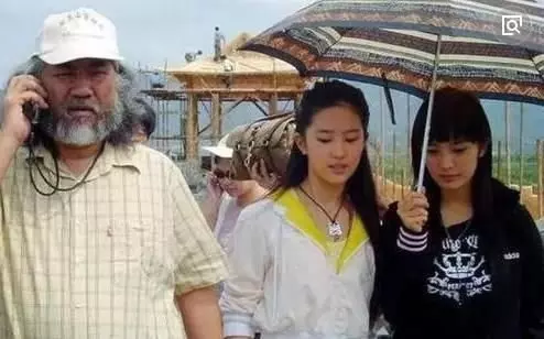 當年只能給劉亦菲當配角,給劉亦菲打傘的女孩,今天名氣超越了她!