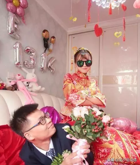 大姑姐離婚後住家裡,從不交伙食費,臨走送一張卡,女子淚目