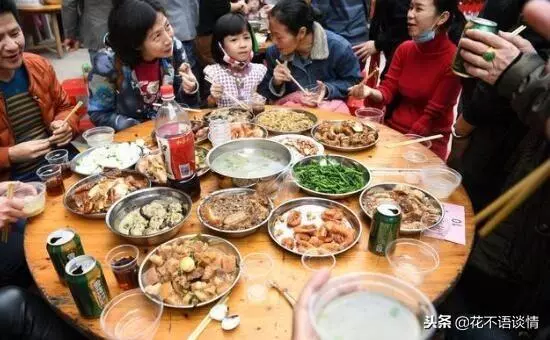 大姑姐離婚後住家裡,從不交伙食費,臨走送一張卡,女子淚目