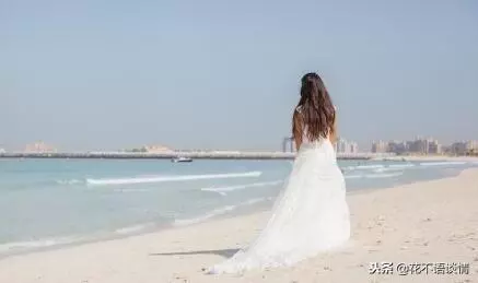 大姑姐離婚後住家裡,從不交伙食費,臨走送一張卡,女子淚目