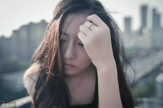 大姑姐生下兒子,我高興送去3千,臥室外聽到對話,我一腳踹開門