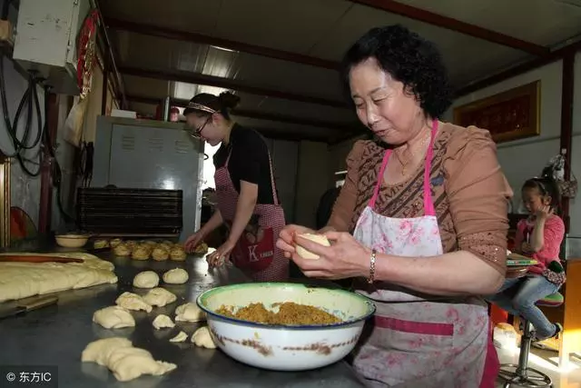 大姑姐生下兒子,我高興送去3千,臥室外聽到對話,我一腳踹開門