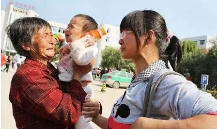 大姑姐生下兒子,我高興送去3千,臥室外聽到對話,我一腳踹開門
