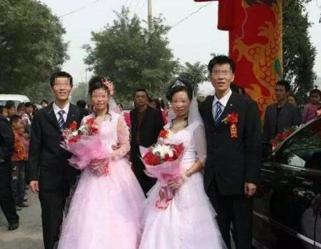 雙胞胎姐妹當天結婚,同時嫁給當地富豪,五年後兩人已物是人非