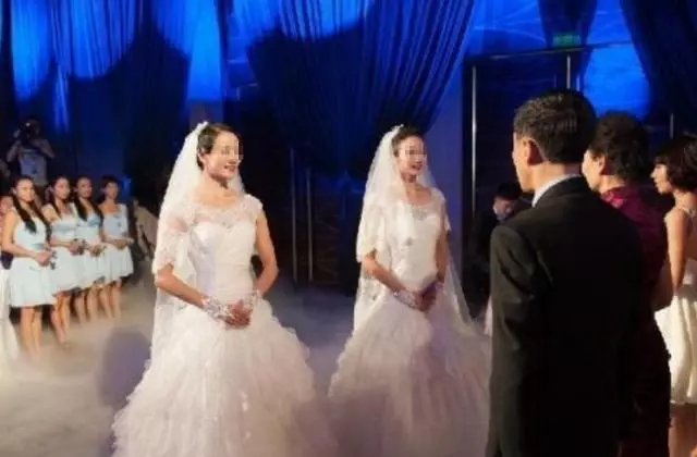 雙胞胎姐妹當天結婚,同時嫁給當地富豪,五年後兩人已物是人非